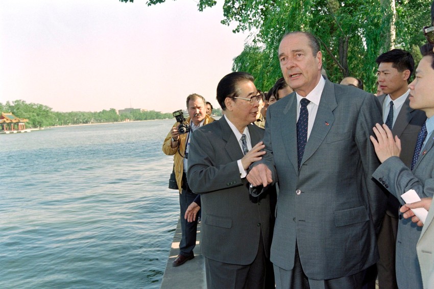 Bivši kineski premijer Li Peng i francuski predsednik Žak Širak na obali jezera kompleksa Zongnanhaj 16. maja 1997.