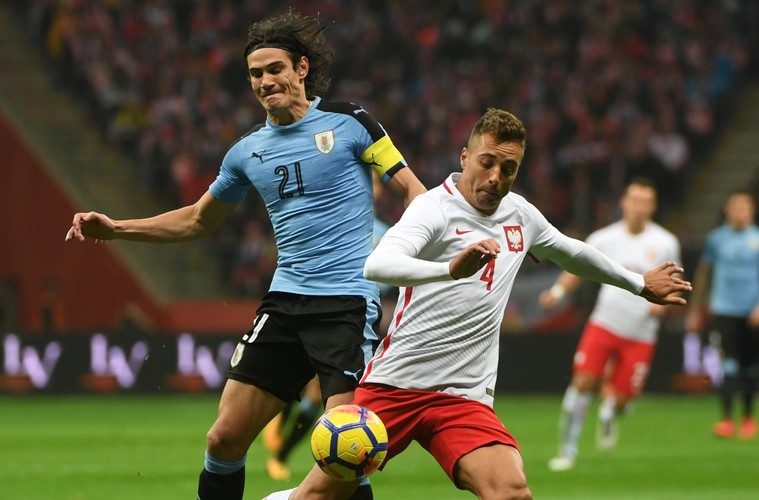 Thiago Cionek (P) i Edinson Cavani (L)