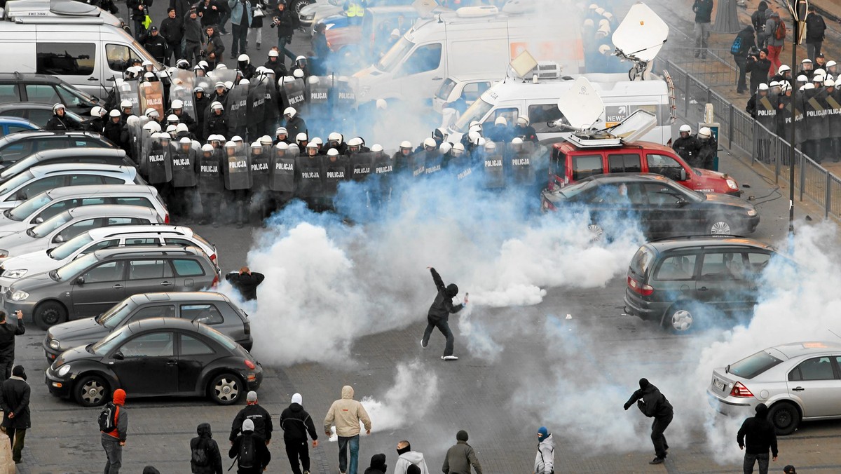 Część środowisk lewicowych związanych głównie z antyfaszystowską Antifą planuje rozróby podczas demonstracji z okazji 11 listopada - ustaliła "Rzeczpospolita".