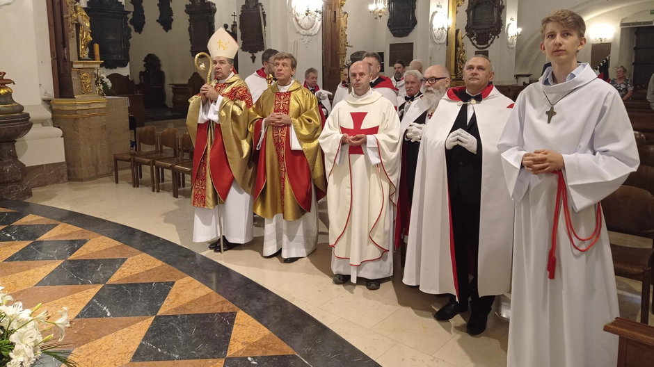 Templariusze podczas mszy świętej w Łowiczu