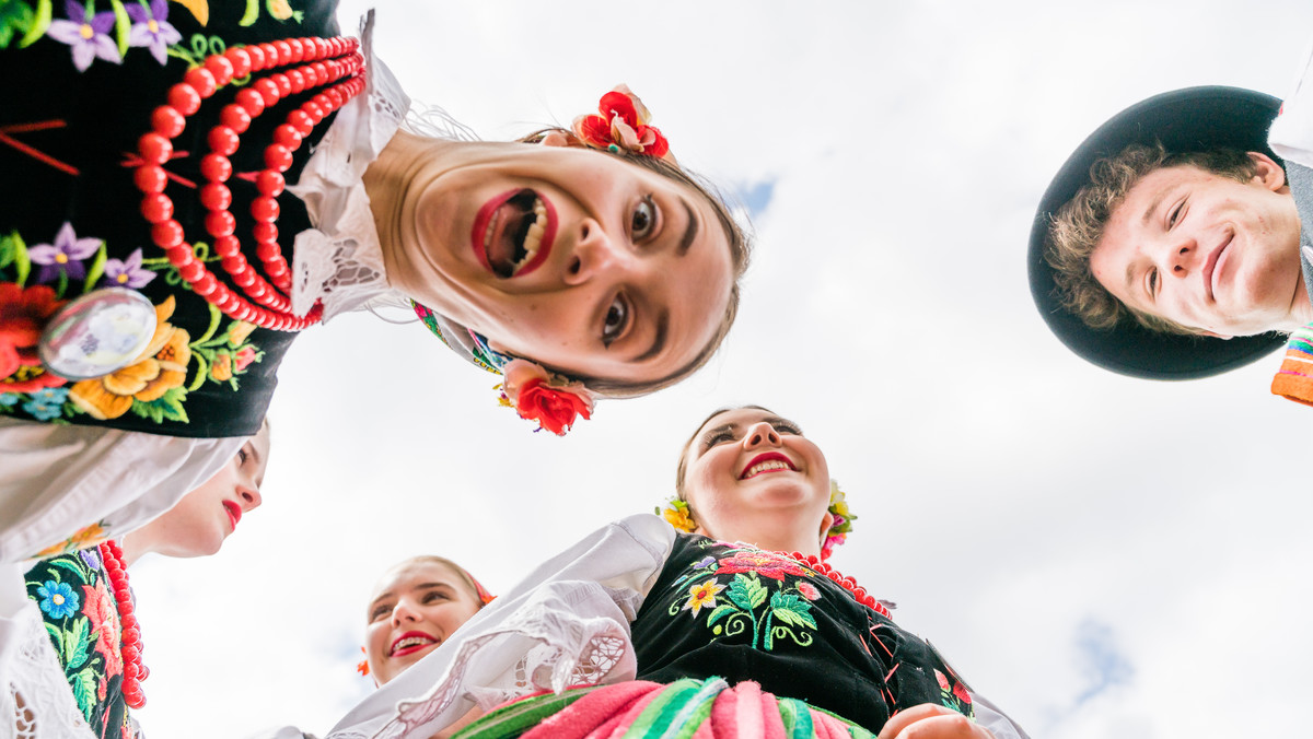 Folklor Polski: ciekawe miejsca, stroje ludowe, sztuka ludowa, święta i tradycje