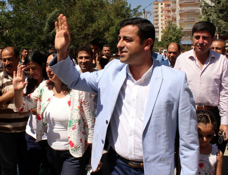 Selahattin Demirtas, kandydat na prezydenta Turcji oraz lider Ludowej Partii Demokratycznej po oddaniu głosu w tureckich wyborach prezydenckich w Diyarbakir, Turcja 10 sierpnia 2014 r.