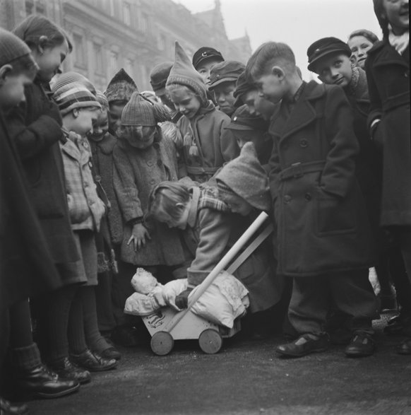 Dzieci na ulicach Drezna (1946 r.)