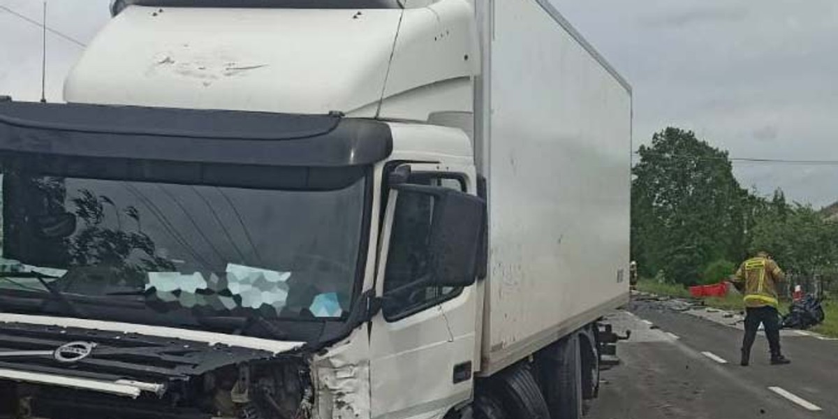 41-letni mężczyzna zajeżdżał drogę, taranował dostawczego mercedesa, zniszczył auto maczetą, a na koniec ukradł inny pojazd i uciekł nim... Agresywnego sprawcę zatrzymano w Ostrowcu Świętokrzyskim