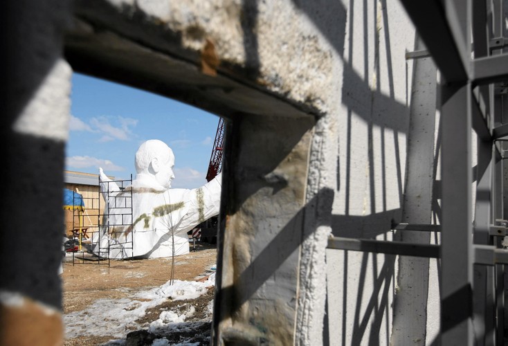 Pomnik Jana Pawła II w parku rzeźby sakralnej w Częstochowie