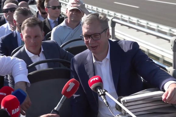 "U POTPUNOSTI JE DIGITALIZOVAN I PRUŽA VEĆU BEZBEDNOST" Vučić na svečanom otvaranju deonice auto-puta na Moravskom koridoru: "Ovo niko nije ni sanjao" (FOTO, VIDEO)