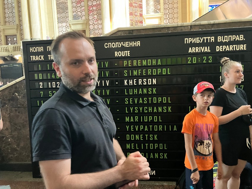 Oleksandr Pertsovski ispred table sa ukrajinskim gradovima koji su trenutno pod ruskom kontrolom