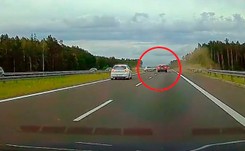 Ruszył proces kierowcy Arteona za wypadek na S7. Kto zepchnął rodzinę na bariery?