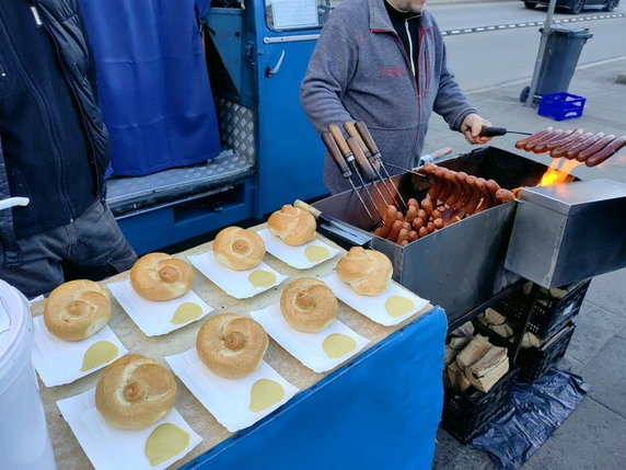 Kultowe krakowskie kiełbaski z nyski pod Halą Targową