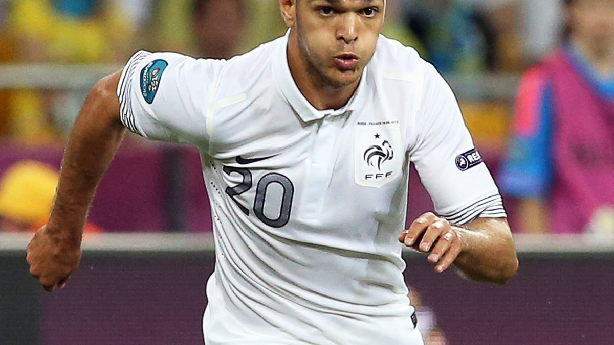 Piłkarz reprezentacji Francji Hatem Ben Afra po kłótni, która wybuchła w szatni po meczu grupowym mistrzostw Europy ze Szwecją (0:2) zaproponował selekcjonerowi Laurentowi Blancowi swój powrót do kraju.
