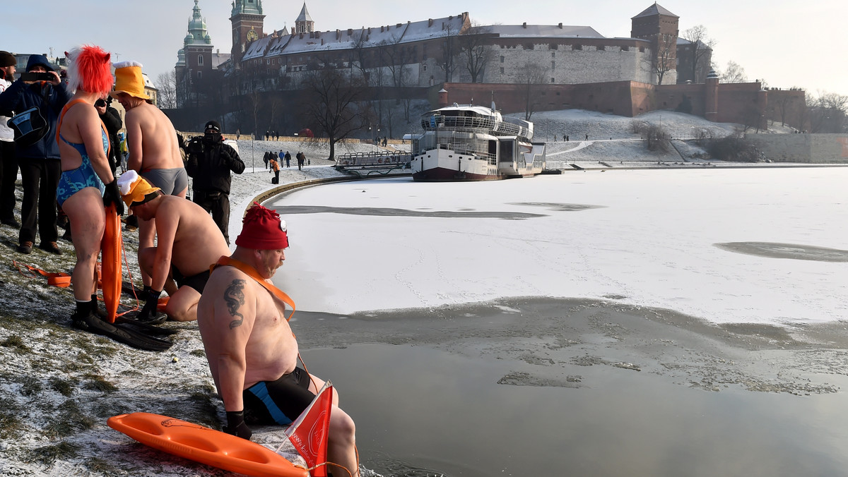 Ponad 20 amatorów kąpieli w lodowatej wodzie przepłynęło w niedzielę w Krakowie kilkuset metrowy odcinek Wisły u stóp Wawelu. Jak podkreślali organizatorzy wydarzenia, to nie tylko przełamanie barier i sprawdzenie przez uczestników własnych możliwości, ale zwrócenie uwagi na rekreacyjne atuty rzeki.