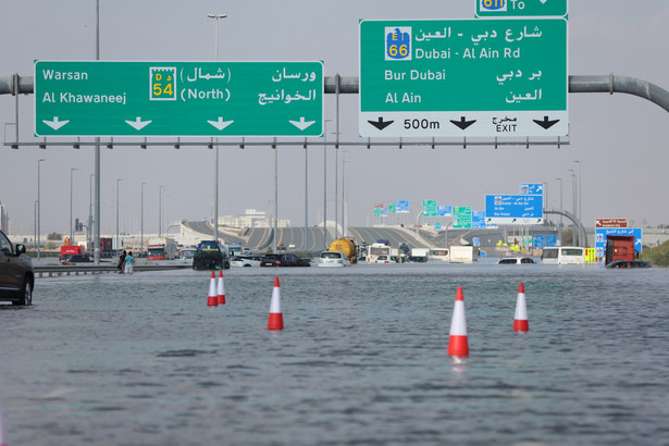 Powódź w Dubaju. W ciągu kilku godzin spadło ponad 160 litrów wody na m2