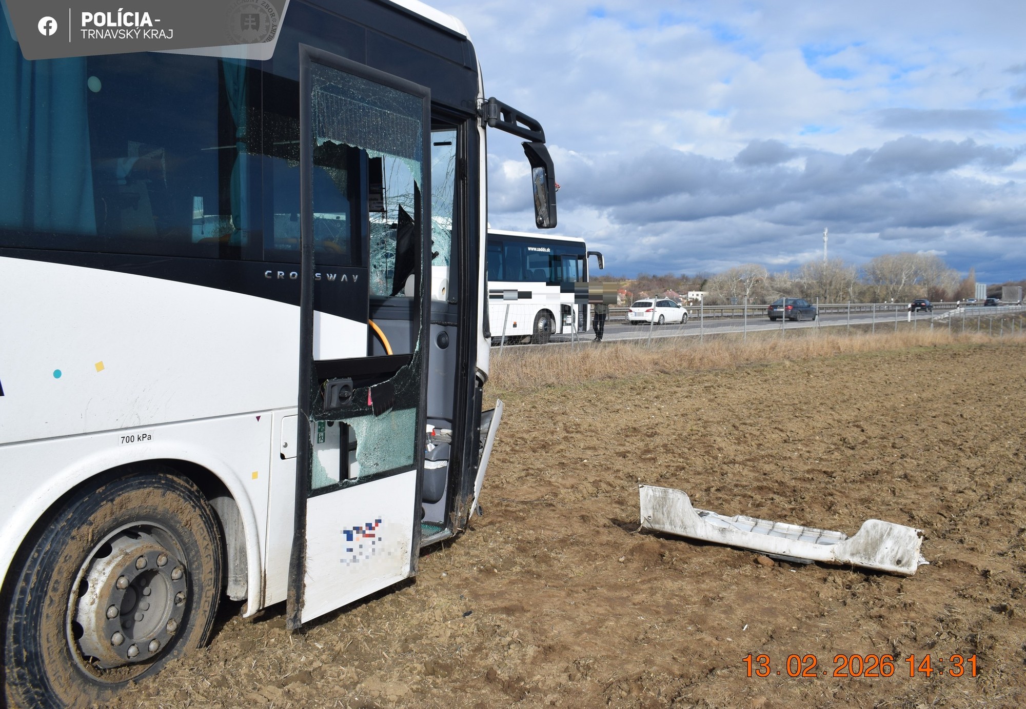 Na rýchlostnej ceste R1 za Šintavou smer Nitra skončil autobus v poli.
