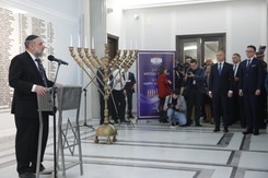 Świece chanukowe znów zapłonęły w Sejmie. 'Nie mogą nas zgasić, bo stoimy razem'