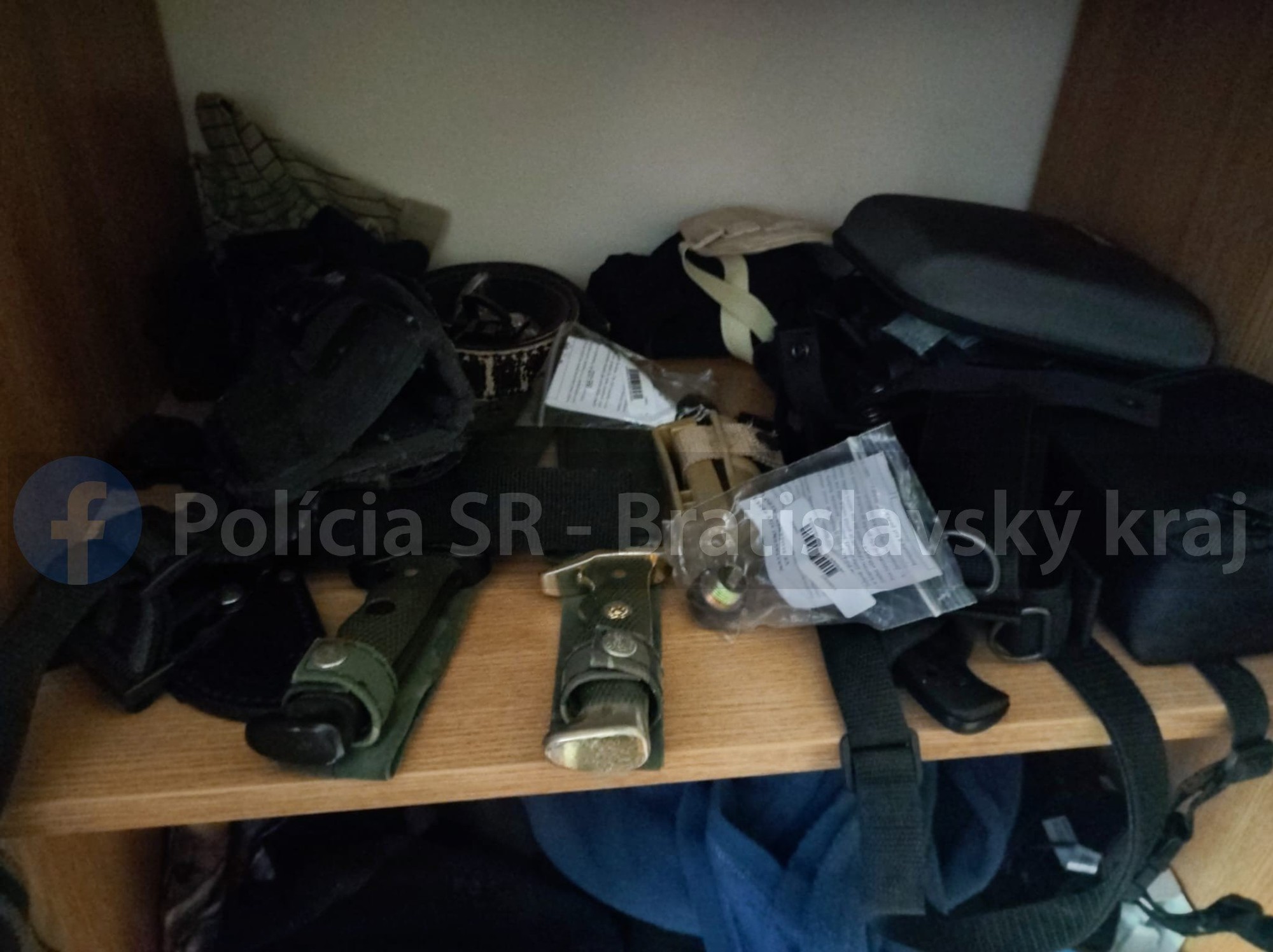 Kriminalisti našli 8 strelných zbraní typu GLOCK, ktoré mal spolu s cca. 10.000 ks nábojov uskladnené v jednom z bytov. 