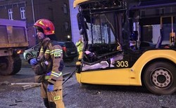Zderzenie autobusu z ciągnikiem. Są ranni