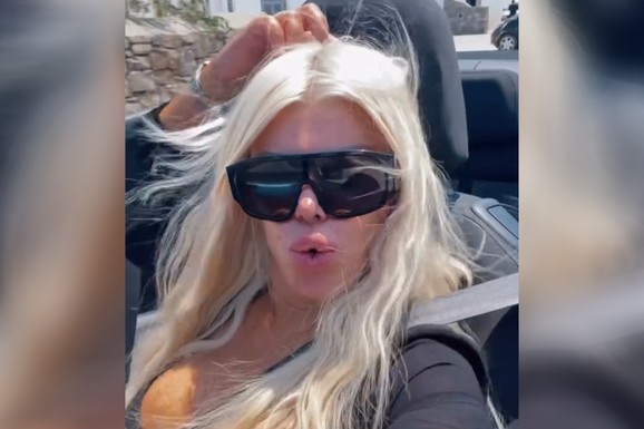 GRUDI KIPE U USKOM KUPAĆEM , DOK SE VOZE U KABRIOLETU Dara Bubamara se sa mlađim dečkom baškari na Mikonosu, sam luksuz oko njih, jedno SVI komentarišu (VIDEO)