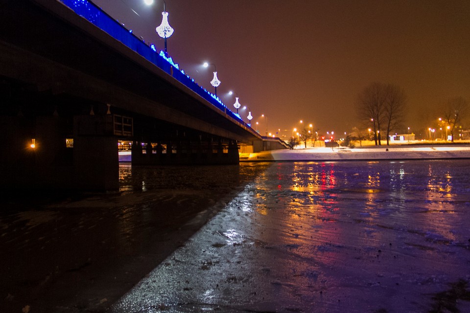 Zima zadomowiła się w Krakowie, zamarzła Wisła