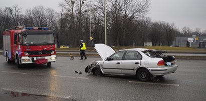 Osobówka wjechała w latarnię. Dachowanie na al. Jana Pawła II