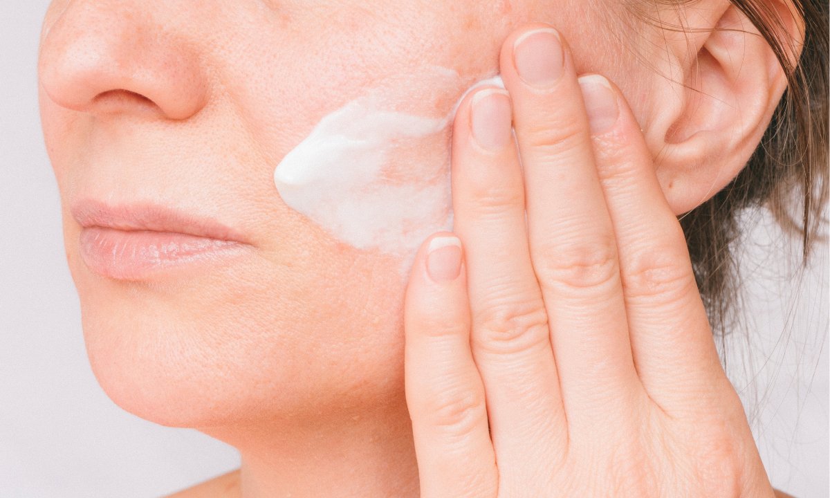 To nowe serum polskiej marki koi skórę już w 5 minut! Potężne nawilża, hit tego roku