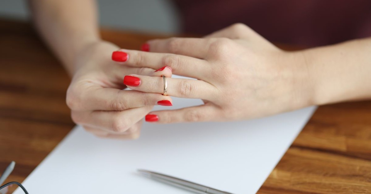 Polacy tracą palce w pracy przez obrączki ślubne. Analizy powypadkowe nie pozostawiają złudzeń