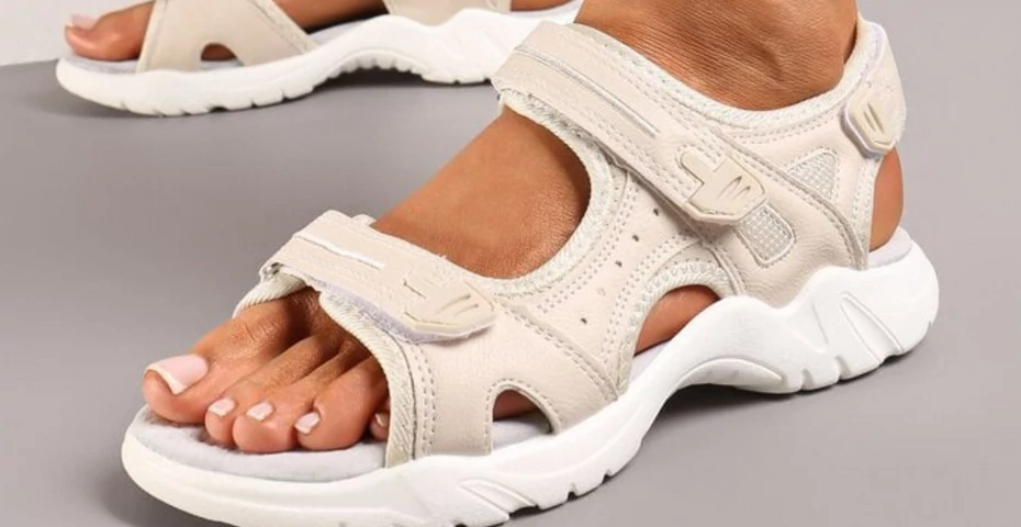 60-latki masowo wykupują te tanie sandały. Idealne nawet dla szerokiej stopy!