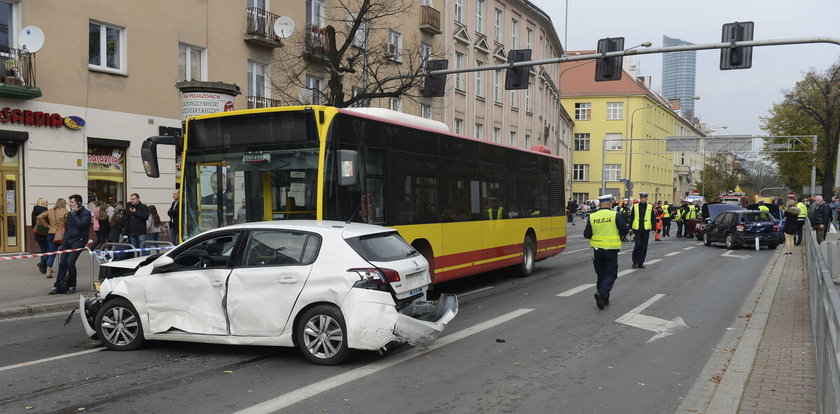 Autobus miażdżył osobówki we Wrocławiu! Rozbił 9 aut