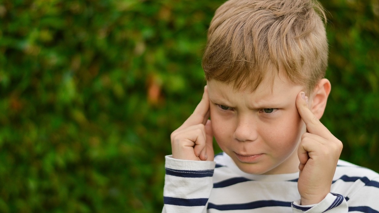 Krátkozrakosť sa čoraz častejšie objavuje už v detskom veku – mnohé deti dnes potrebujú okuliare skôr, než by sme čakali.