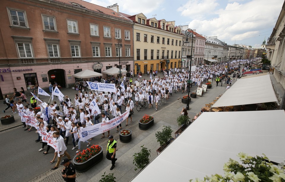 Lekarze-rezydenci chcą podwyżek. Protest w Warszawie