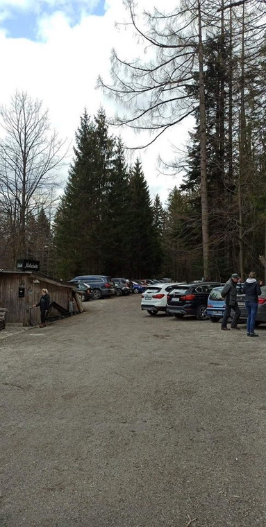 Parkingi u wylotu Doliny Strążyskiej pełne w niedzielę