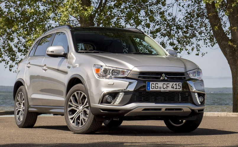 Mitsubishi ASX 2018. Samochód można zamówić w nowym lakierze Sterling Silver, który w słońcu ma lepiej eksponować samochód niż stosowany wcześniej srebrny metalik o nawie Cool Silver