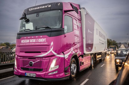 Ezért láthat az utakon rózsaszín kamiont
