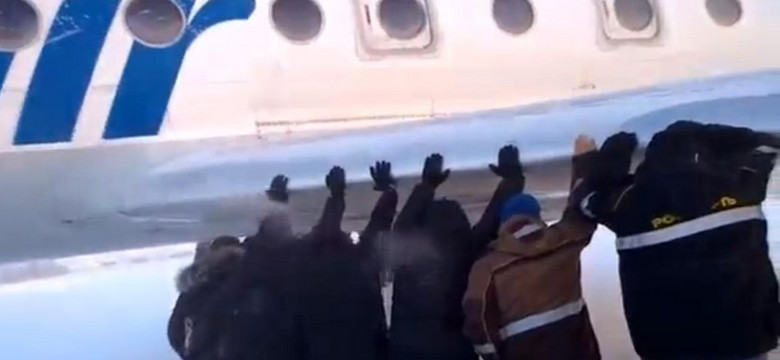 Witajcie na Syberii! Pasażerowie pchali samolot, bo przymarzł