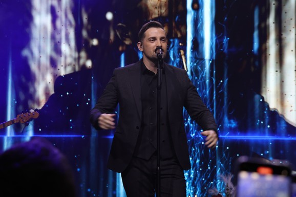 BURNO NA KONCERTU U BEOGRADU Mirza Selimović spomenuo Tonija Cetinskog, publika počela da ZVIŽDI, orilo se "Ua!"