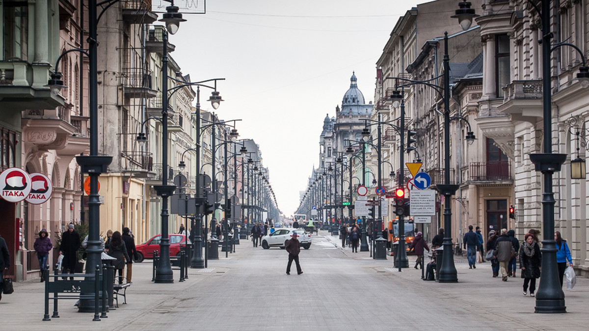 Kilkadziesiąt fotografii trzech zagranicznych artystów, którzy odwiedzili Łódź w 2015 roku, można oglądać na ul. Piotrkowskiej i pasażu Rubinsteina. Wystawa zorganizowana została w ramach międzynarodowego projektu zajmującego się popularyzowaniem fotografii.