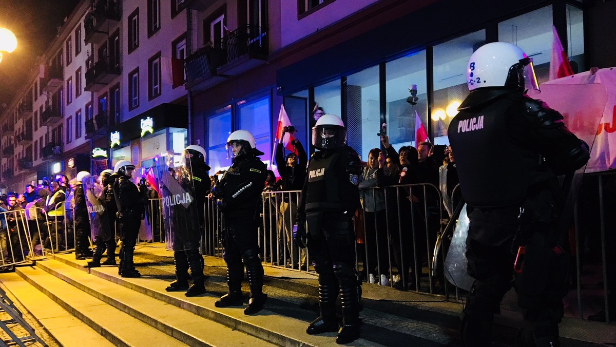 Policja zatrzymała mężczyznę, który rzucił racę w ludzi podczas marszu narodowców we Wrocławiu