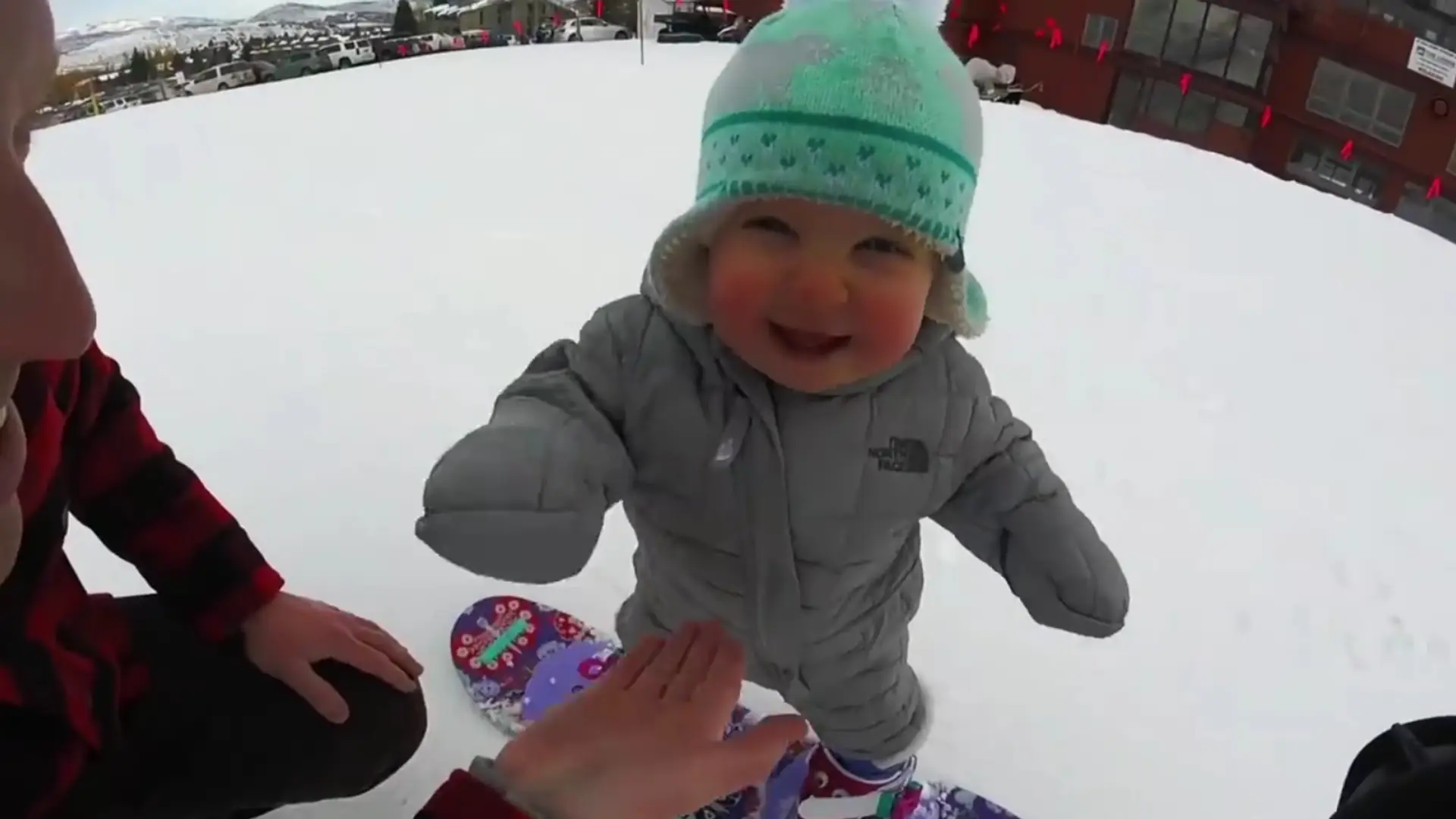 Ma 14 miesięcy i już bez problemu jeździ na snowboardzie! Zobaczcie słodkie nagranie ze stoku