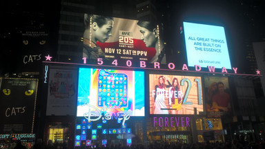 Polki na Times Square z Donaldem Trumpem