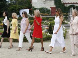 Małgorzata Tusk błyszczy, a z Melanii Trump się śmieją. TAK wyglądały pierwsze damy na szczycie G7 we Francji. FOTO