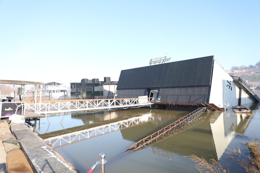 Splav je do pola potonuo: Jutro posle haosa