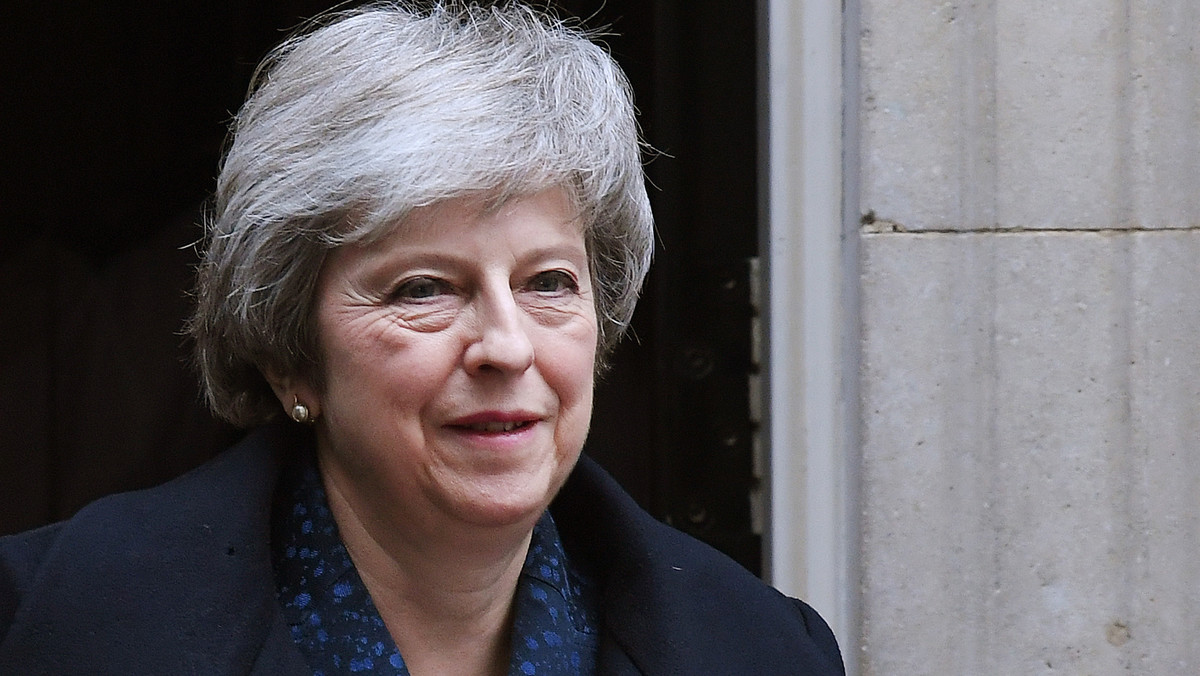 Premier brytyjskiego rządu Theresa May obroniła się przed wnioskiem o udzielenie jej wotum nieufności jako przewodniczącej Partii Konserwatywnej. Sojusznicy szefowej rządu zgromadzili 200 głosów przy 117 posłach, którzy domagali się jej rezygnacji.