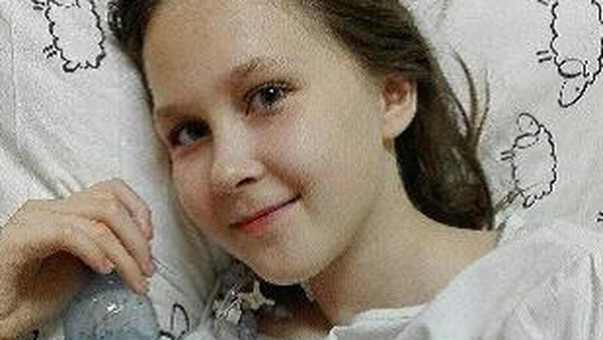 11-letnia Amelka do szpitala na szczecińskich Pomorzanach trafiła w stanie krytycznym. Od jakiegoś czasu skarżyła się na ból w klatce piersiowej. Jak się okazało, dziewczynka miała powikłanego pękniętego tętniaka rozwarstwiającego aorty. Coś takiego u dzieci zdarza się niezwykle rzadko. Życie 11-latce uratowali szczecińscy lekarze przeprowadzając pierwszą na świecie udaną operację wewnątrznaczyniową u dziecka.