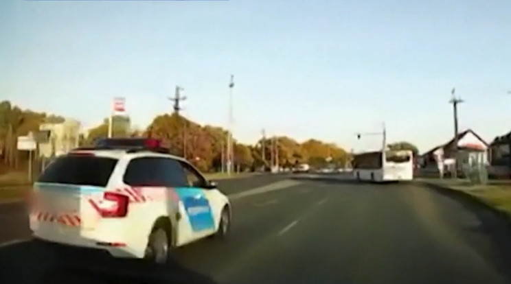 Egy szegedi kereszteződésben a piros lámpán hajtott át egy rendőr a szolgálati autójával /Fotó: TV2