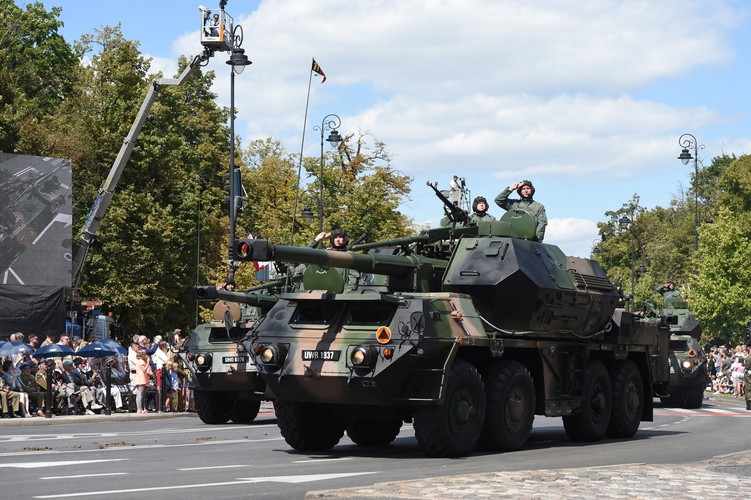 Defilada pojazdów wojskowych na ulicach Warszawy