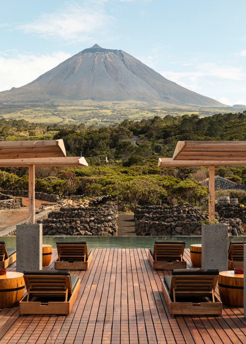 AUSSICHT Von der Terrasse der «Adega do Fogo» aus geniesst man einen atemberaubenden Blick auf den Ponta do Pico, den Hausvulkan der Insel Pico.