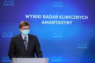 Kierownik Katedry i Kliniki Pneumonologii Śląskiego Uniwersytetu Medycznego prof. Adam Barczyk podczas konferencji prasowej w siedzibie Ministerstwa Zdrowia w Warszawie, 11 bm.