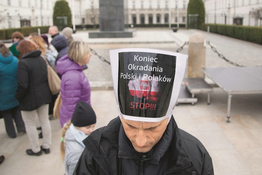  Frankowicze od lat domagają się ustawowego rozwiązania swojego problemu. Czują się oszukani  zarówno przez obecną, jak i poprzednią ekipę rządzącą