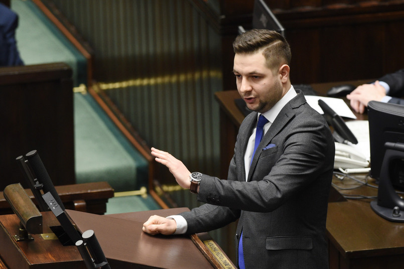 Komisja będzie miała również prawo m.in. wpisywać ostrzeżenia w księdze wieczystej nieruchomości, której zwrot prześwietla, a także zawieszać postępowania administracyjne oraz sądowe dotyczące decyzji reprywatyzacyjnych (nawet te toczące się przed Sądem Najwyższym)