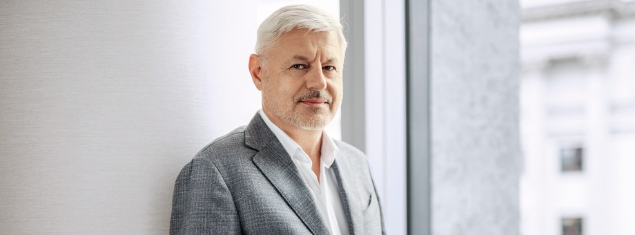 Mikołaj Konopka — prezes Dom Development, jednej z największych firm deweloperskich w Polsce. Wcześniej rozwijał działalność grupy na Pomorzu jako prezes Euro Styl. W 2026 r. otrzymał tytuł Osobowości Rynku Nieruchomości.