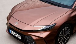 Nowa Toyota rozbiła bank. Ma silnik 2.5 i spala 4,8 l na 100 km. Cena hitem